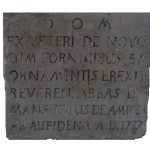 Epigrafe che ricorda il restauro di S. Pietro con cappelle e decori ad opera dell’abate don Mansueto De Amicis