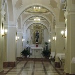 La navata a destra con l’altare di S. Rocco